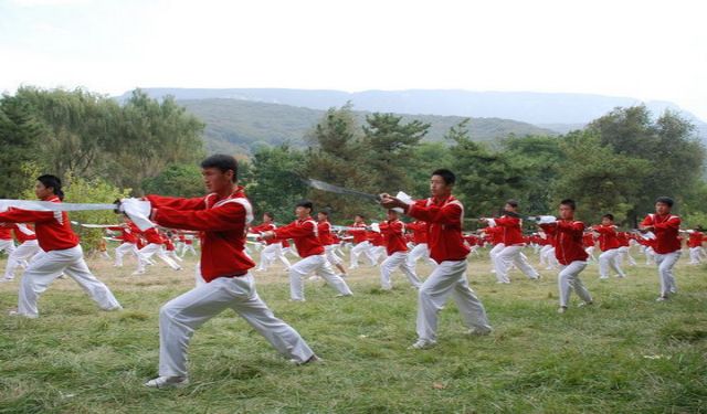 少林武術學校收費是一年一次嗎？少林武校是文武兼修的嗎？