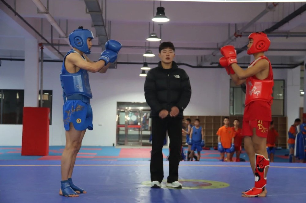 少林小龍武校舉辦散打友誼交流賽，三校學(xué)子以武會(huì)友