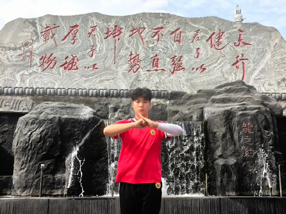 河南少林小龍武校全托套路學(xué)員王子浩然一招一式皆成長(zhǎng)
