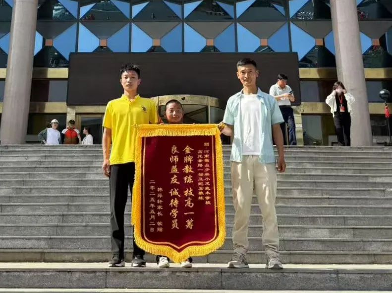家長(zhǎng)來(lái)少林小龍武校度假期 感恩教練送錦旗