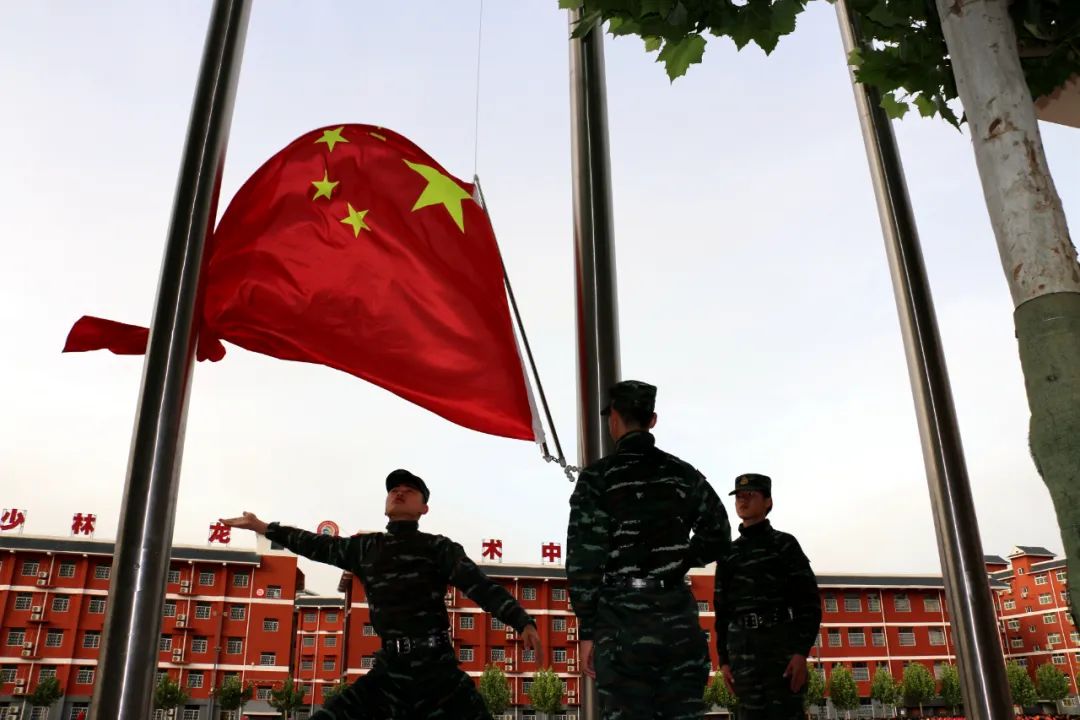 少林小龍武校舉行“科技創(chuàng)新 引領(lǐng)未來”主題升國旗儀式