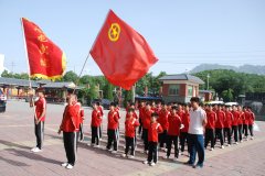 小龍武院團(tuán)員志愿者在嵩陽(yáng)景區(qū)撿拾白色垃圾凈化景區(qū)環(huán)境