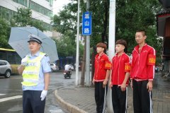 少林小龍武院學(xué)員交通志愿者在大禹路配合交警執(zhí)勤