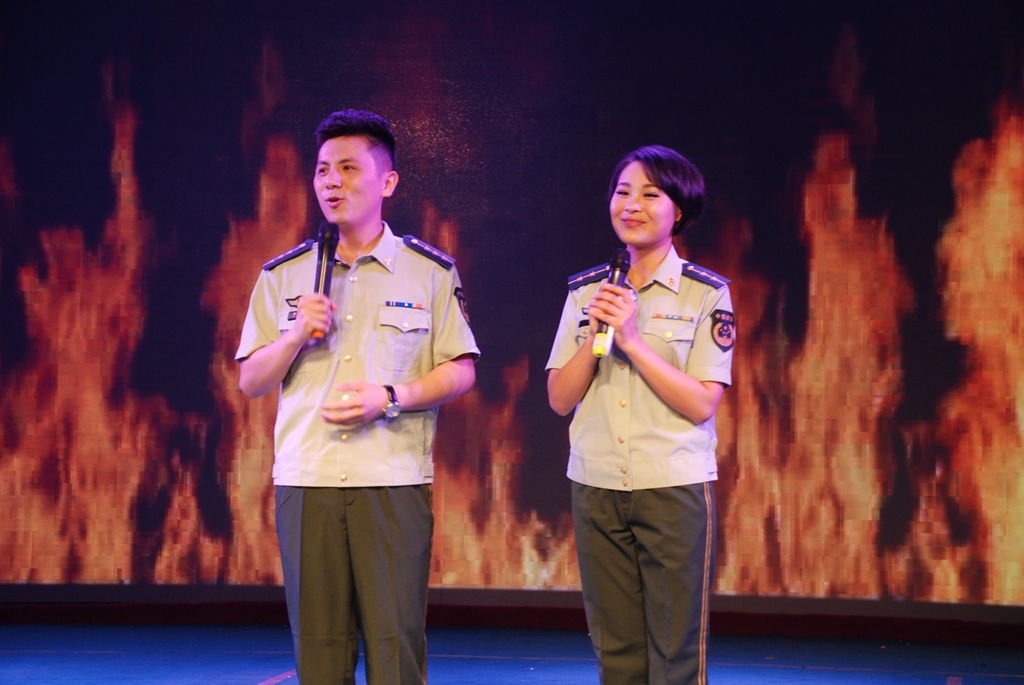 鄭州市消防支隊(duì)文工團(tuán)在小龍武院演藝廳慰問(wèn)登封消防官兵及武校師